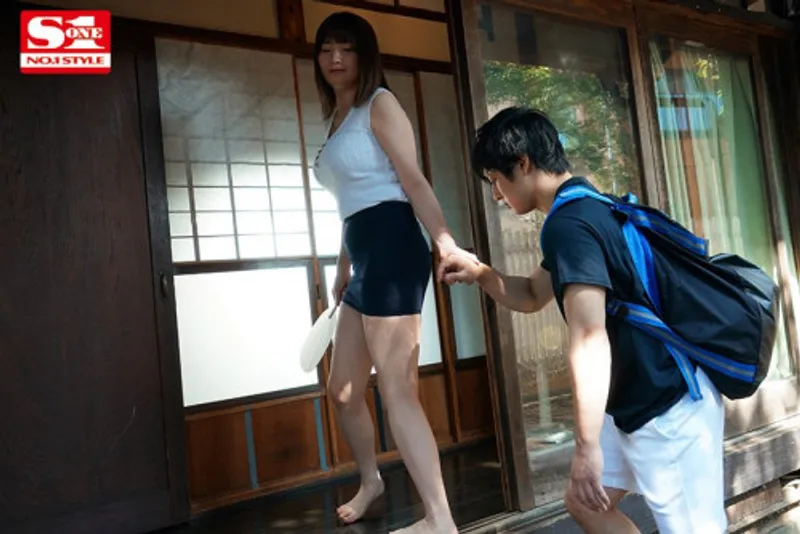 Anh chàng dâm dục cò khi nhìn trộm em họ "đi ngoài" với chồng