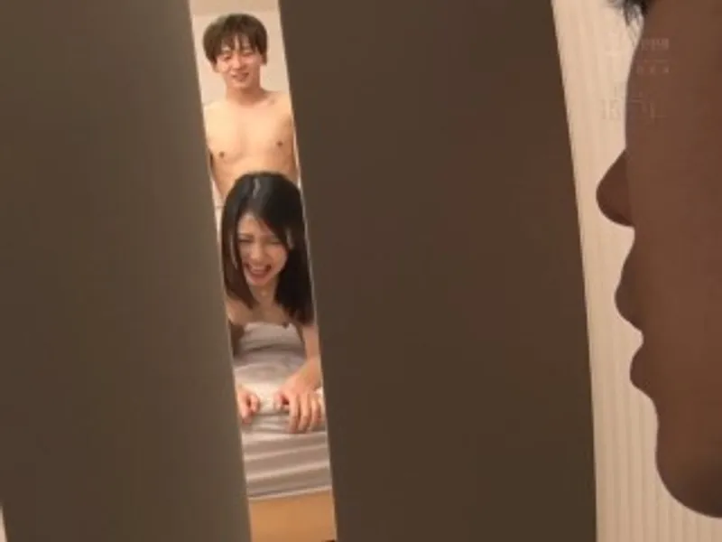 Thanh niên đang vụng trộm với chị nhà bên thì anh ông xã về...