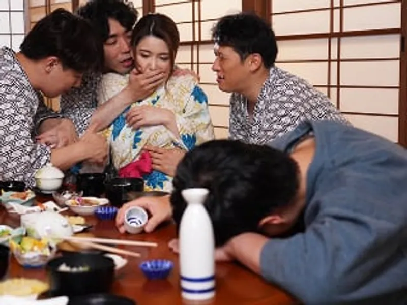 đưa bà xã đi suối nước nóng, ông chồng không biết vợ bị người khác đụ sấp mặt