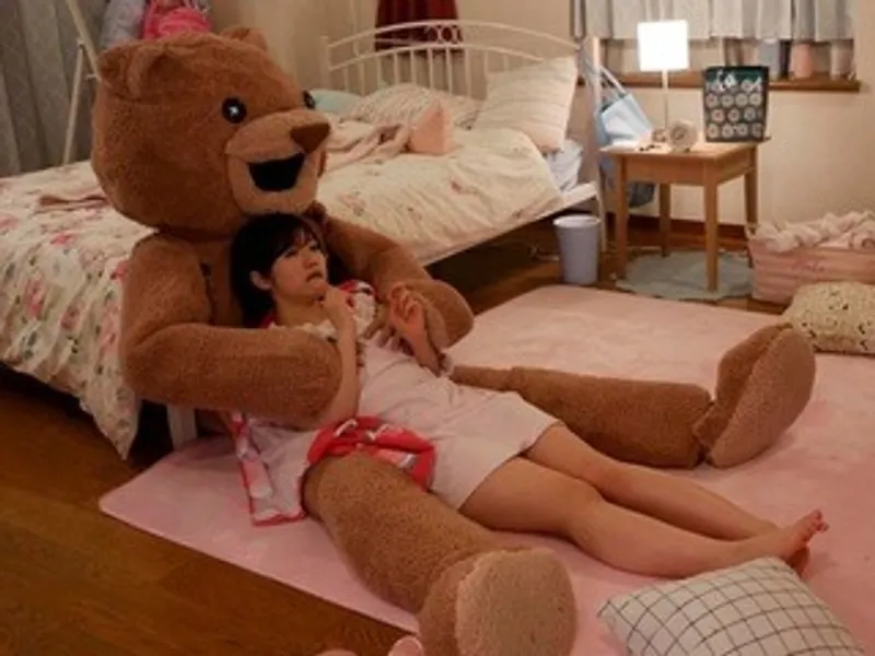 Chú cô bạn gái nhồi bông và em học sinh nữ ngây thơ