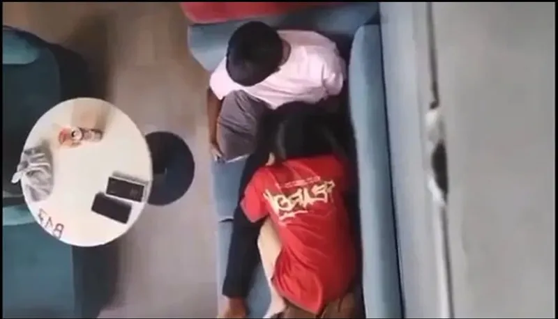 Quay lén ghệ bú mút cho gấu nơi công cộng