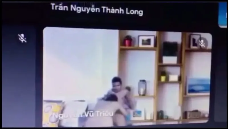 Học online quên không tắt camera lộ cảnh bạn gái đang mút mút