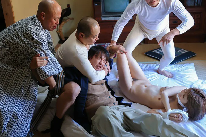 ông chồng nhìn cô vợ bị những tên tù vượt ngục cưỡng hiếp