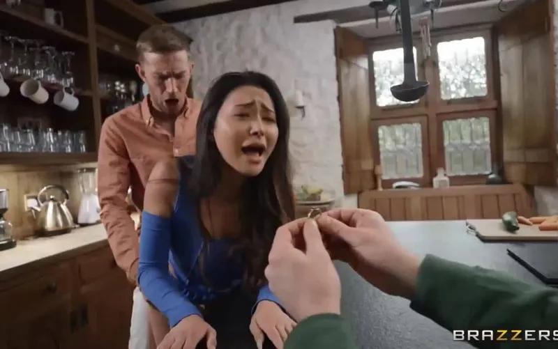 Lên đỉnh khi được người tình cầu hôn, nhưng có gì đó sai sai