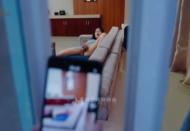 đột nhập địt em nhà kề bên đang thủ dâm