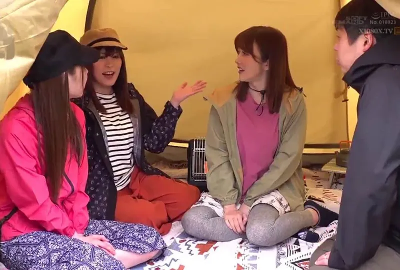 Chuyện lạ đời, gã chồng thay bà xã đi cắm trại với mấy cô bạn của vợ ở khu phố…