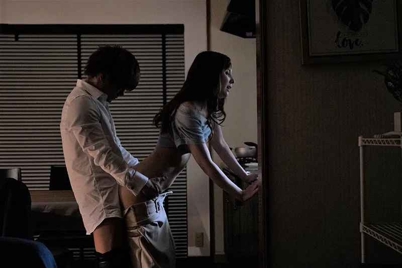 Cấp trên đi công tác, cậu nhân viên đến nhà xoạc vợ yêu ông ấy