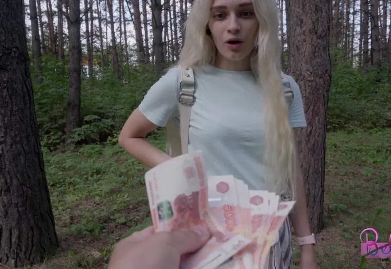 Dùng tiền gạ làm tình cô bạn gái hám tiền ngay trong rừng vắng vẻ