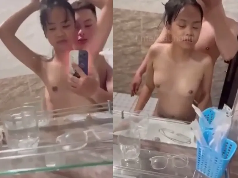 Nhỏ nhắn em cùng anh người yêu nắc trước gương quay kỉ niệm